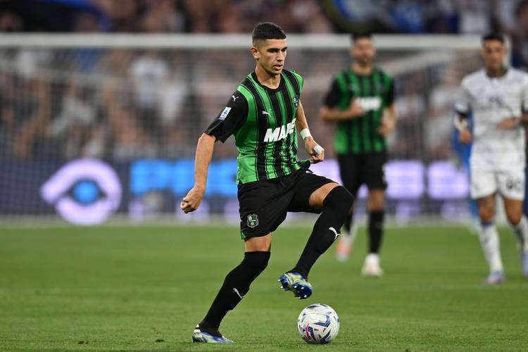 周日002意甲：AC米兰主场迎击萨索洛，榜首之争不容有失